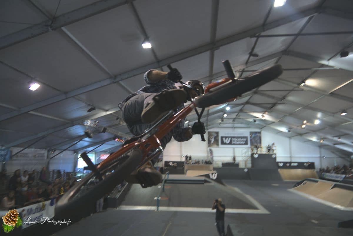🚴‍♂️ Adrénaline en Images : Reportage Photo du BMX Street Contest Indoor 18 BMX Street Contest Indoor 18