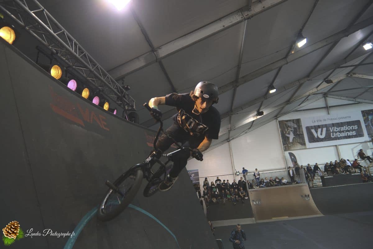 🚴‍♂️ Adrénaline en Images : Reportage Photo du BMX Street Contest Indoor 18 BMX Street Contest Indoor 18