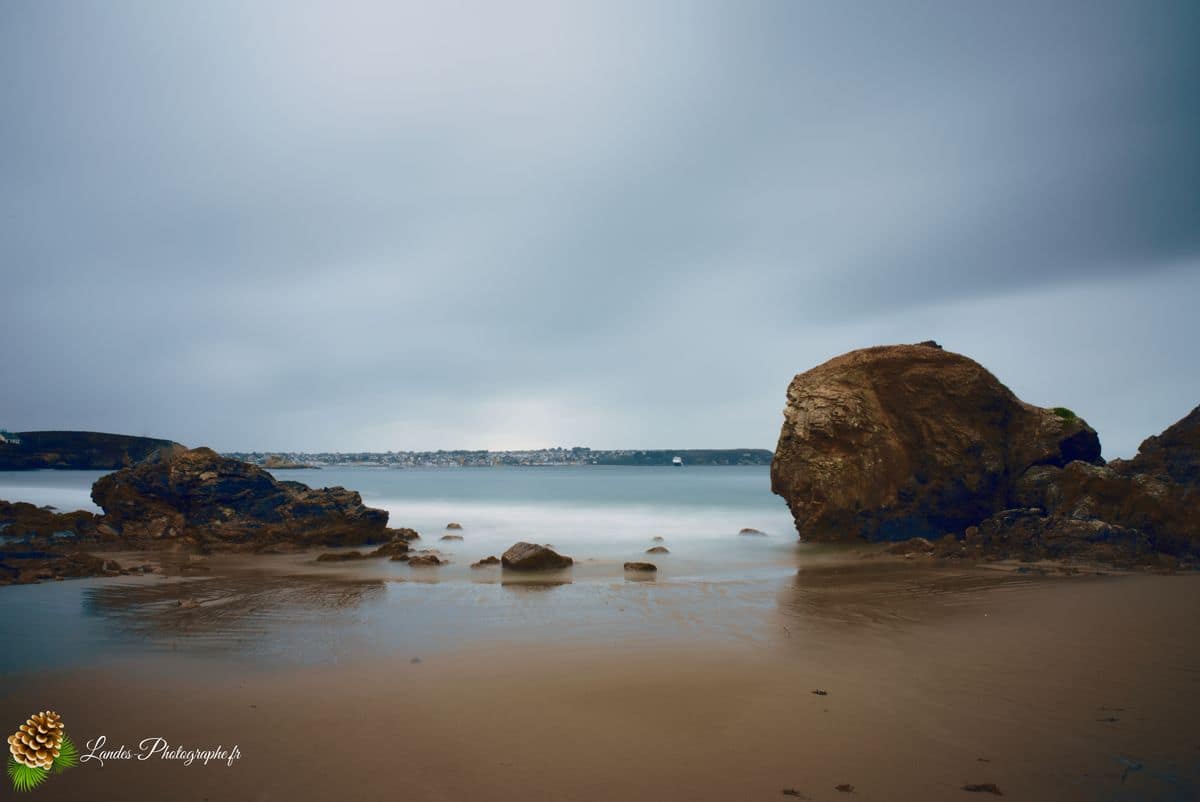 ⏳ Le Calme avant la Tempête à Trez Rouz Le calme avant la tempête depuis la plage de Trez Rouz à Camaret-sur-Mer