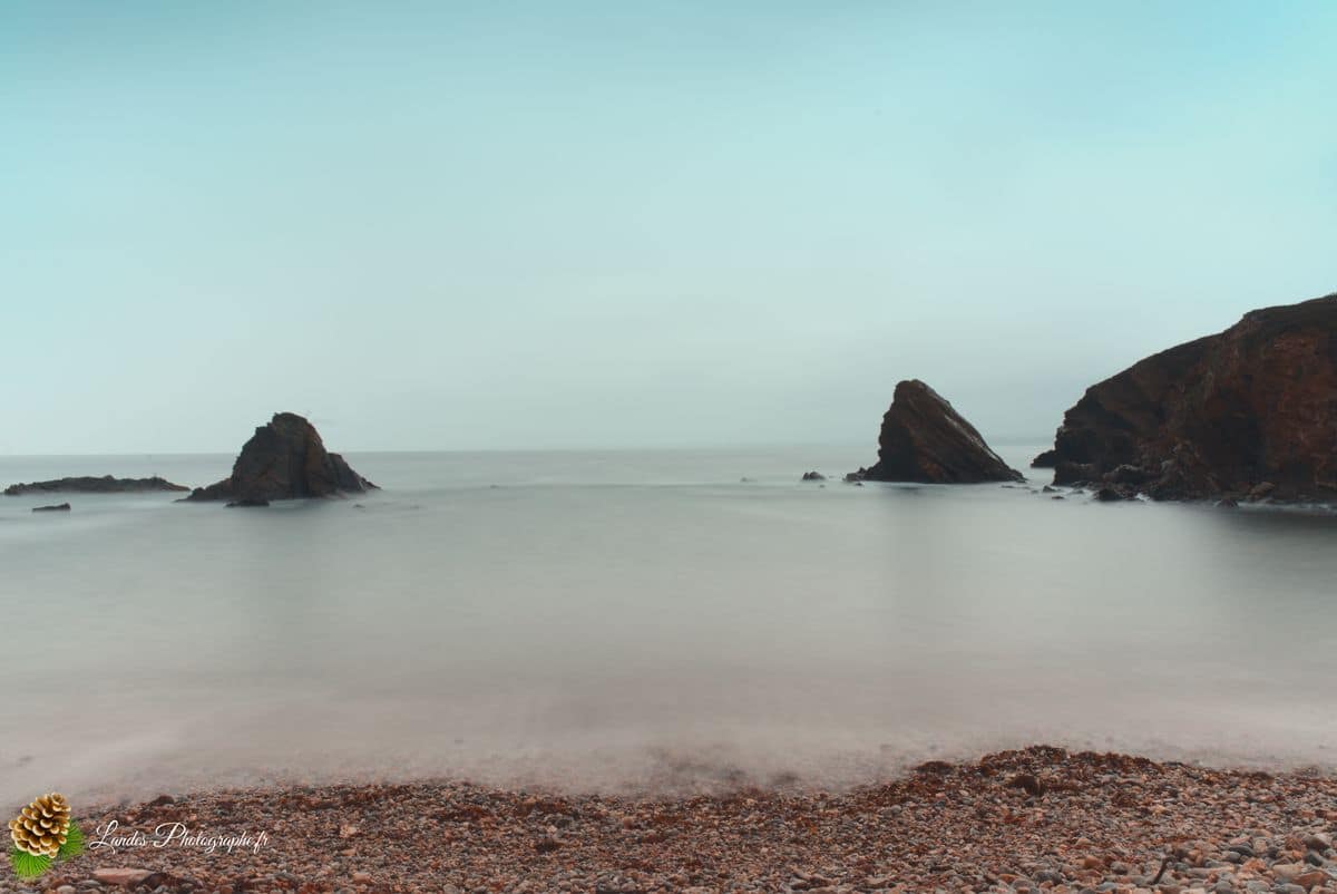 ⏳ Le Calme avant la Tempête à Trez Rouz Le calme avant la tempête depuis la plage de Trez Rouz à Camaret-sur-Mer