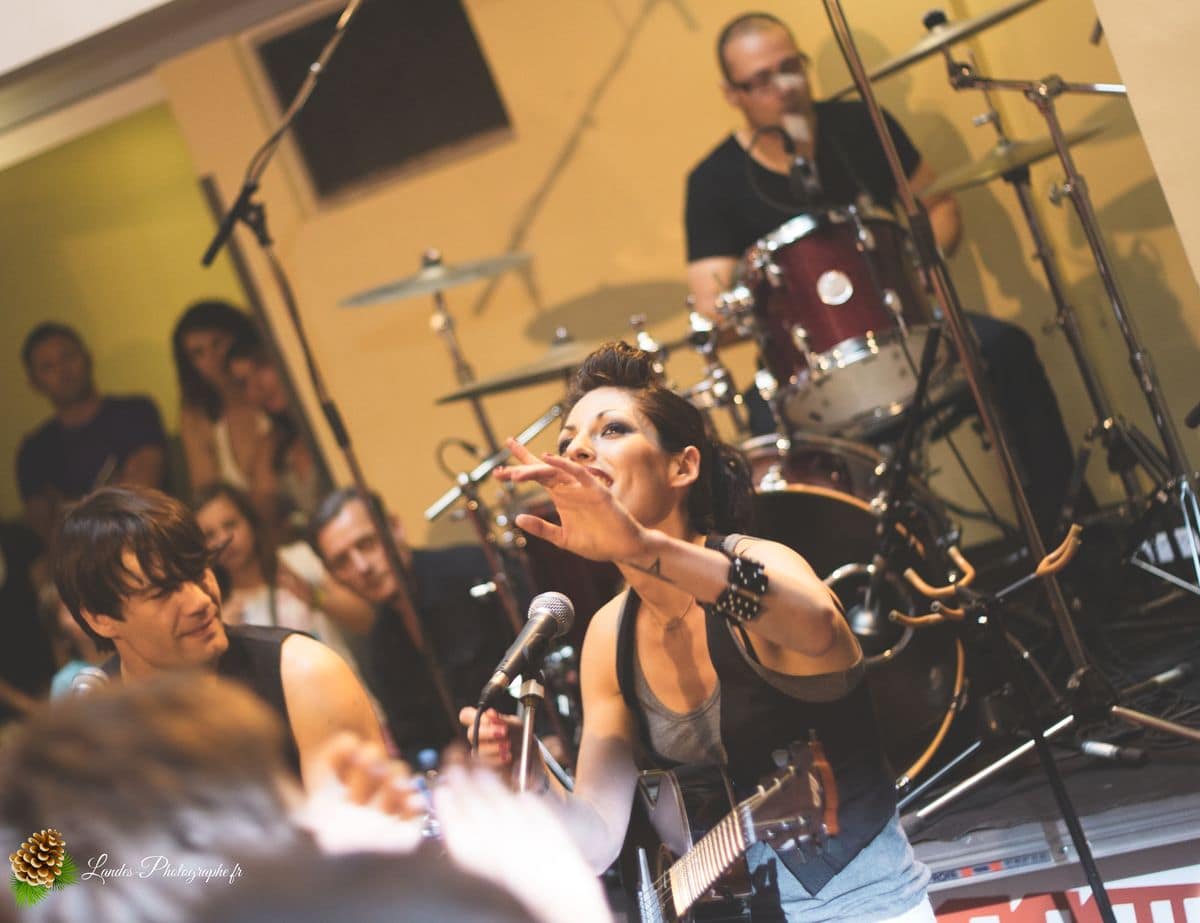 ✨ Superbus en Acoustique : L'Événement Show Case au Virgin Megastore de Bordeaux Superbus en showcase au Virgin Megastore de Bordeaux