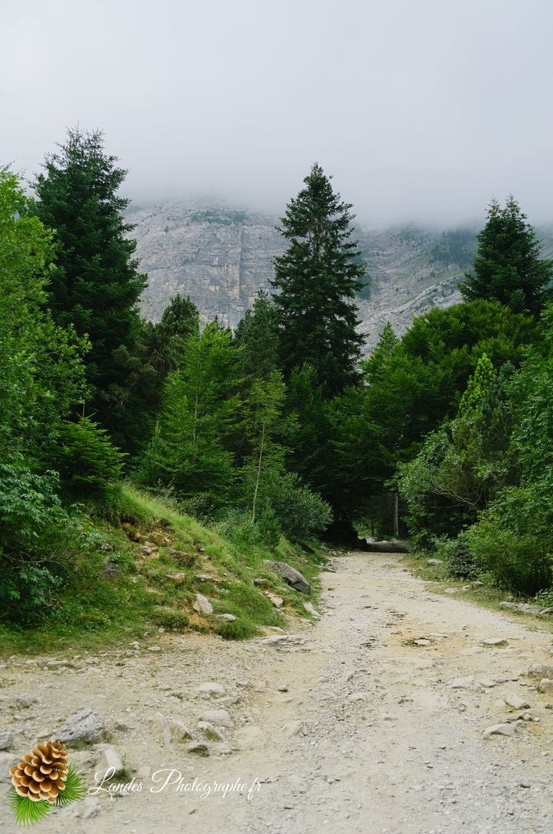 ⛈️ Gavarnie sous Tension : Quand l'Orage Enveloppe le Géant de Glace Cirque de Gavarnie