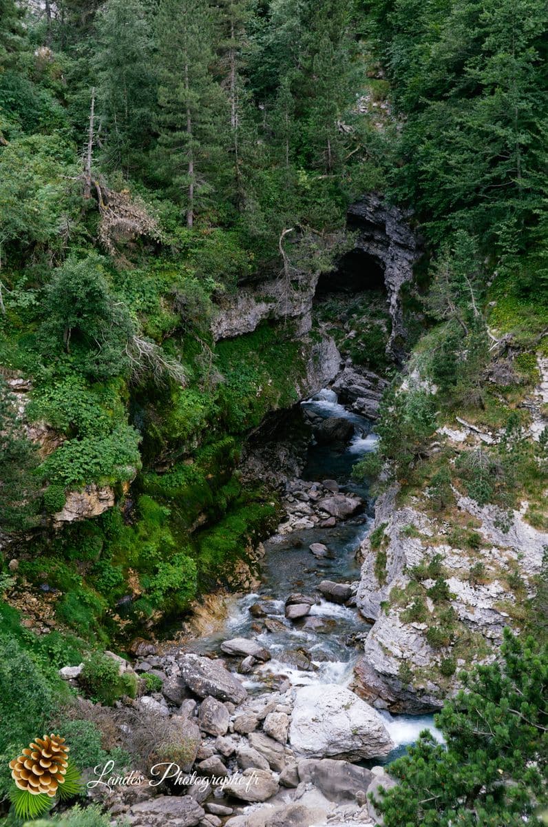 ⛈️ Gavarnie sous Tension : Quand l'Orage Enveloppe le Géant de Glace Cirque de Gavarnie