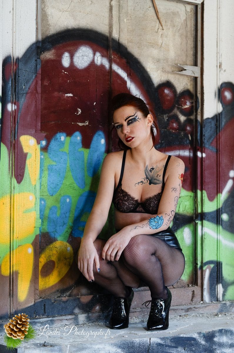 🎸 Contraste Rock et Élégance : Séance Portrait d'Agnès dans la friche « Bel Sito » à Floirac Victorian’s secret