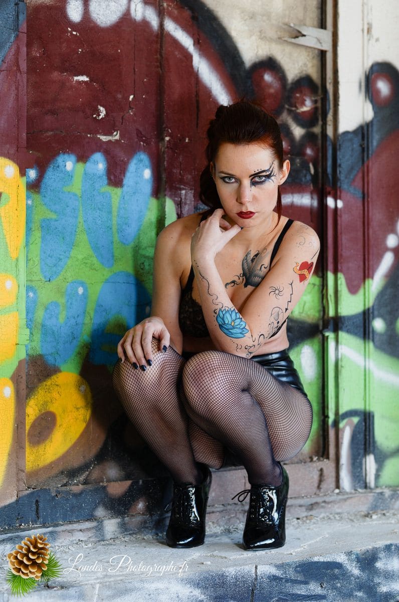 🎸 Contraste Rock et Élégance : Séance Portrait d'Agnès dans la friche « Bel Sito » à Floirac Victorian’s secret