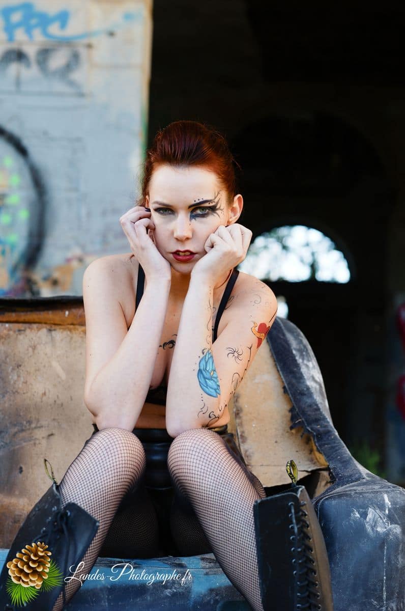 🎸 Contraste Rock et Élégance : Séance Portrait d'Agnès dans la friche « Bel Sito » à Floirac Victorian’s secret
