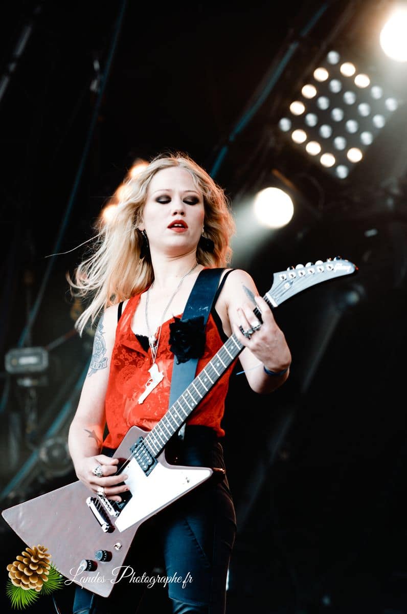 ⚡ Crucified Barbara : L'Énergie Féminine sur Scène au Hellfest 2011 Crucified Barbara en live au Hellfest 2011