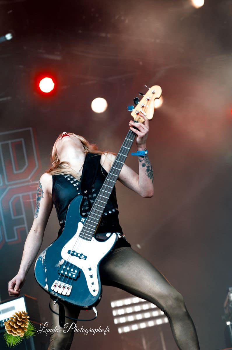 ⚡ Crucified Barbara : L'Énergie Féminine sur Scène au Hellfest 2011 Crucified Barbara en live au Hellfest 2011