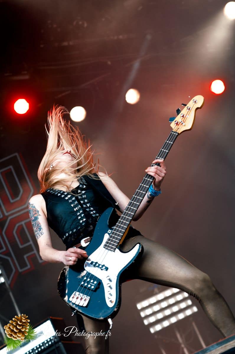 ⚡ Crucified Barbara : L'Énergie Féminine sur Scène au Hellfest 2011 Crucified Barbara en live au Hellfest 2011
