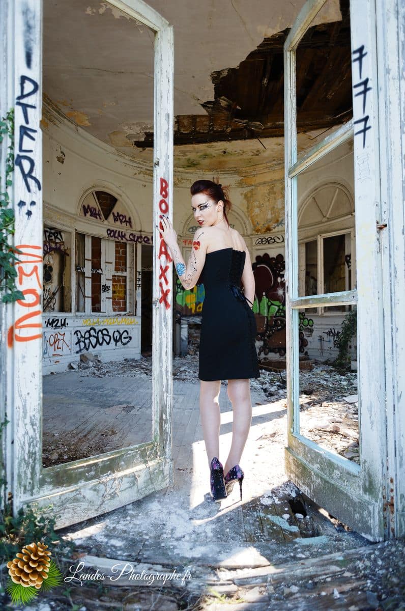 🎸 Contraste Rock et Élégance : Séance Portrait d'Agnès dans la friche « Bel Sito » à Floirac Victorian’s secret