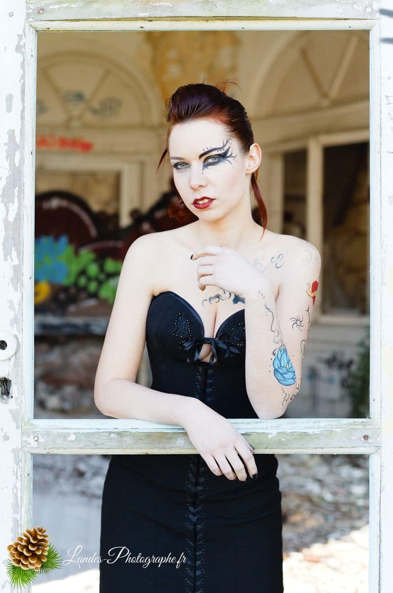 🎸 Contraste Rock et Élégance : Séance Portrait d'Agnès dans la friche « Bel Sito » à Floirac Victorian’s secret