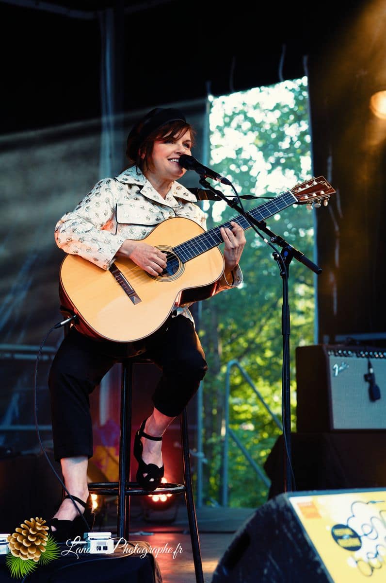 🎸 Diane Tell : L'Intimité Capturée au Festival En Bonne Voix 2013 Diane Tell en concert au Festival En Bonne Voix 2013