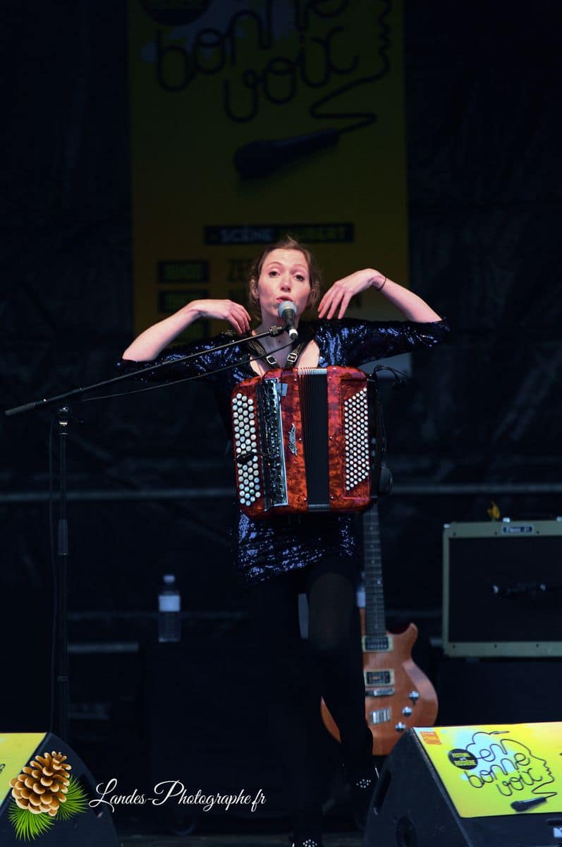 🎤 Liz Cherhal au Festival En Bonne Voix : Capturer l'Émotion Liz Cherhal en concert au Festival En Bonne Voix 2013