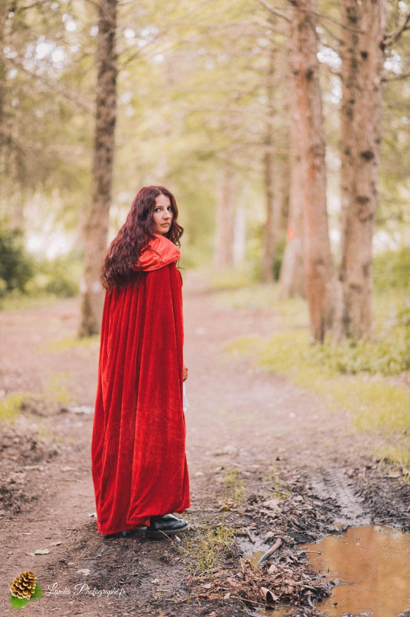 🌲 Le Petit Chaperon Rouge : Une Réinterprétation Mystérieuse avec Ornella Le Petit Chaperon Rouge