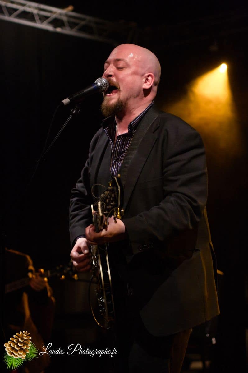 🎙️ Michael J. Sheehy And The Hired Mourners : Ambiance Dark Blues à Bordeaux Michael J. Sheehy And The Hired Mourners à l’Espace Tatry de Bordeaux