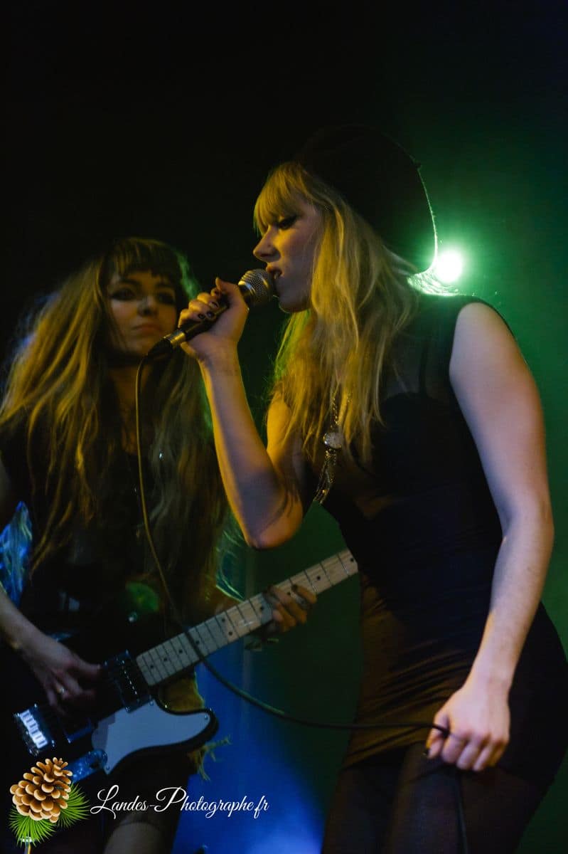 🎸 Les Plasticines : Capturer l'Élan d'un Groupe Phare à l'Espace Tatry Les Plasticines en live à l’Espace Tatry de Bordeaux