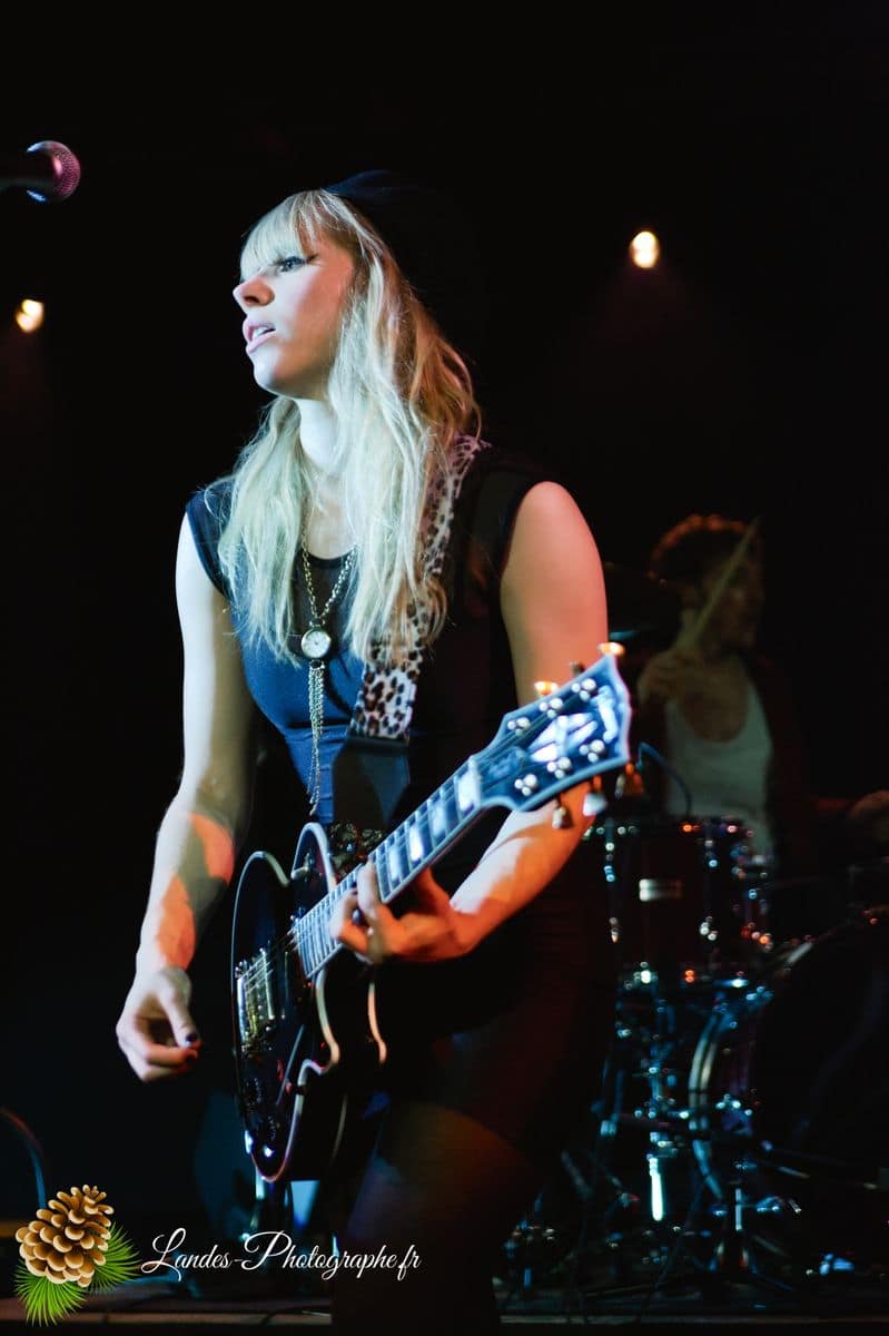 🎸 Les Plasticines : Capturer l'Élan d'un Groupe Phare à l'Espace Tatry Les Plasticines en live à l’Espace Tatry de Bordeaux