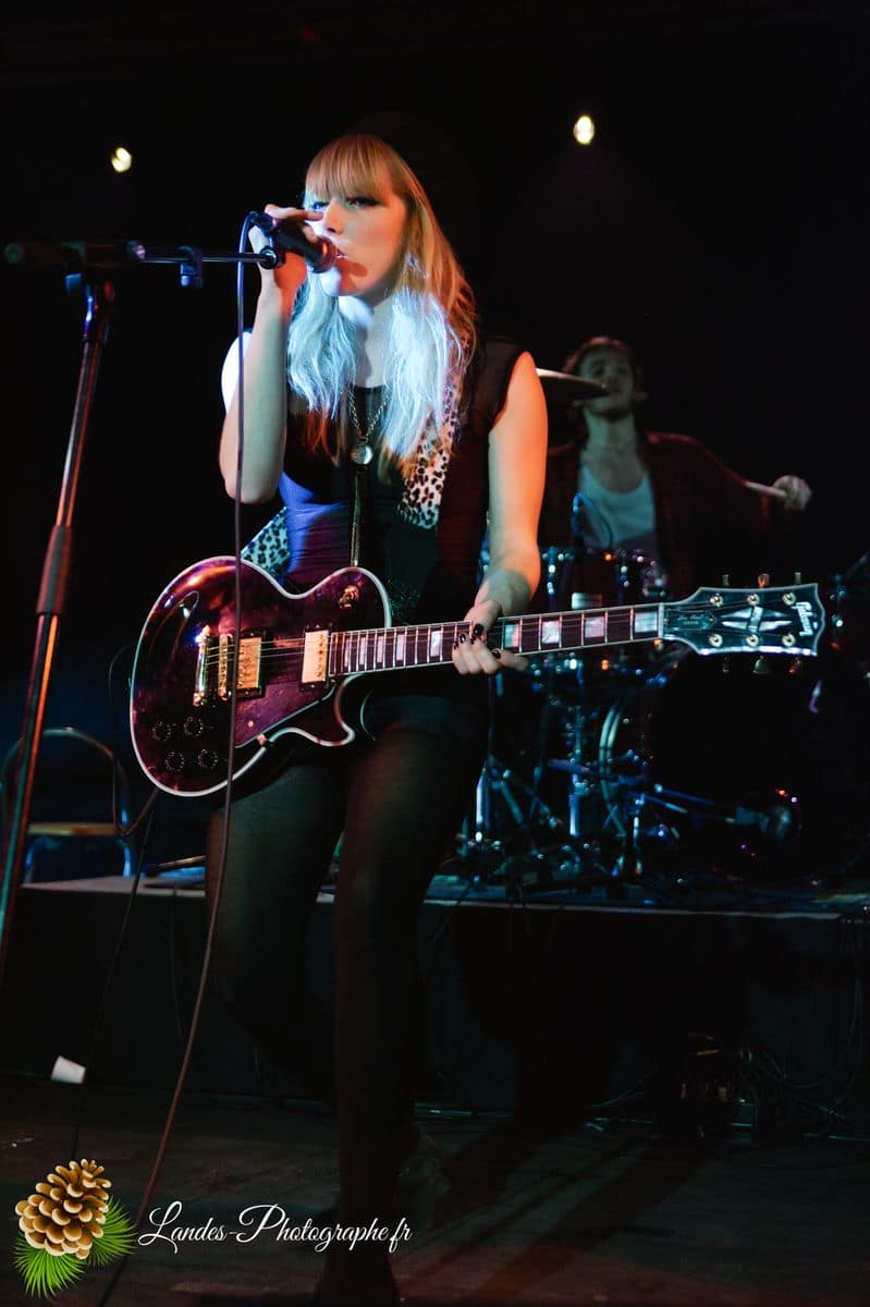 🎸 Les Plasticines : Capturer l'Élan d'un Groupe Phare à l'Espace Tatry Les Plasticines en live à l’Espace Tatry de Bordeaux