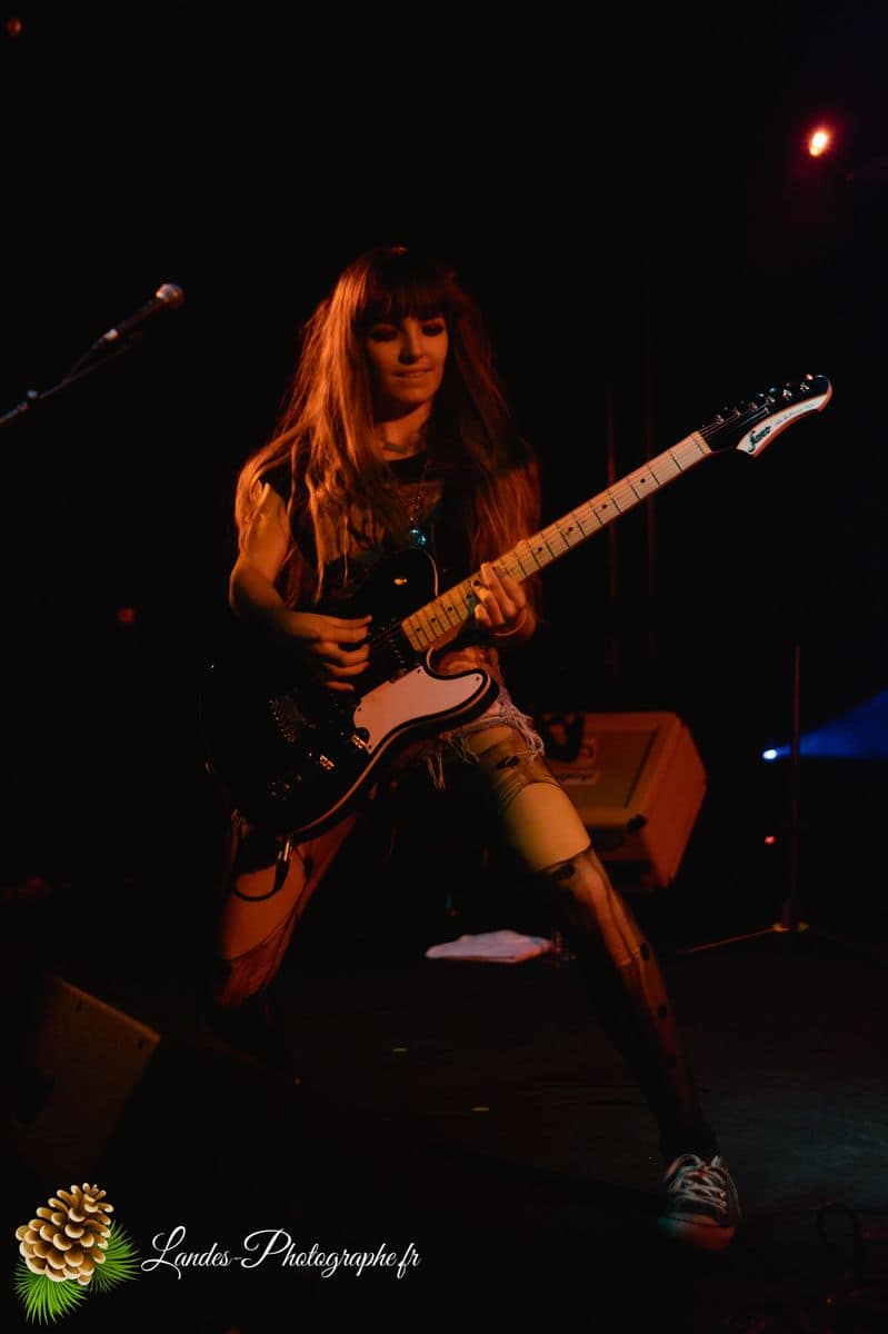 🎸 Les Plasticines : Capturer l'Élan d'un Groupe Phare à l'Espace Tatry Les Plasticines en live à l’Espace Tatry de Bordeaux