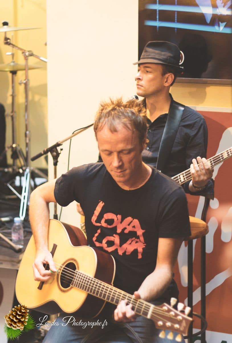 ✨ Superbus en Acoustique : L'Événement Show Case au Virgin Megastore de Bordeaux Superbus en showcase au Virgin Megastore de Bordeaux